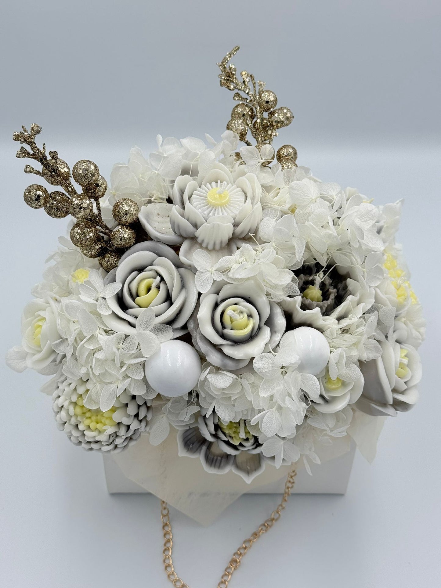 Kerstboeket in een elegant dames tasje