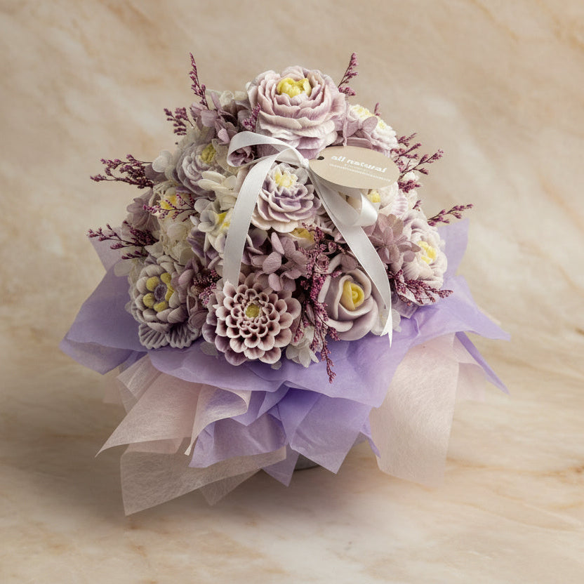 Bloemen - en kaarsenboeket