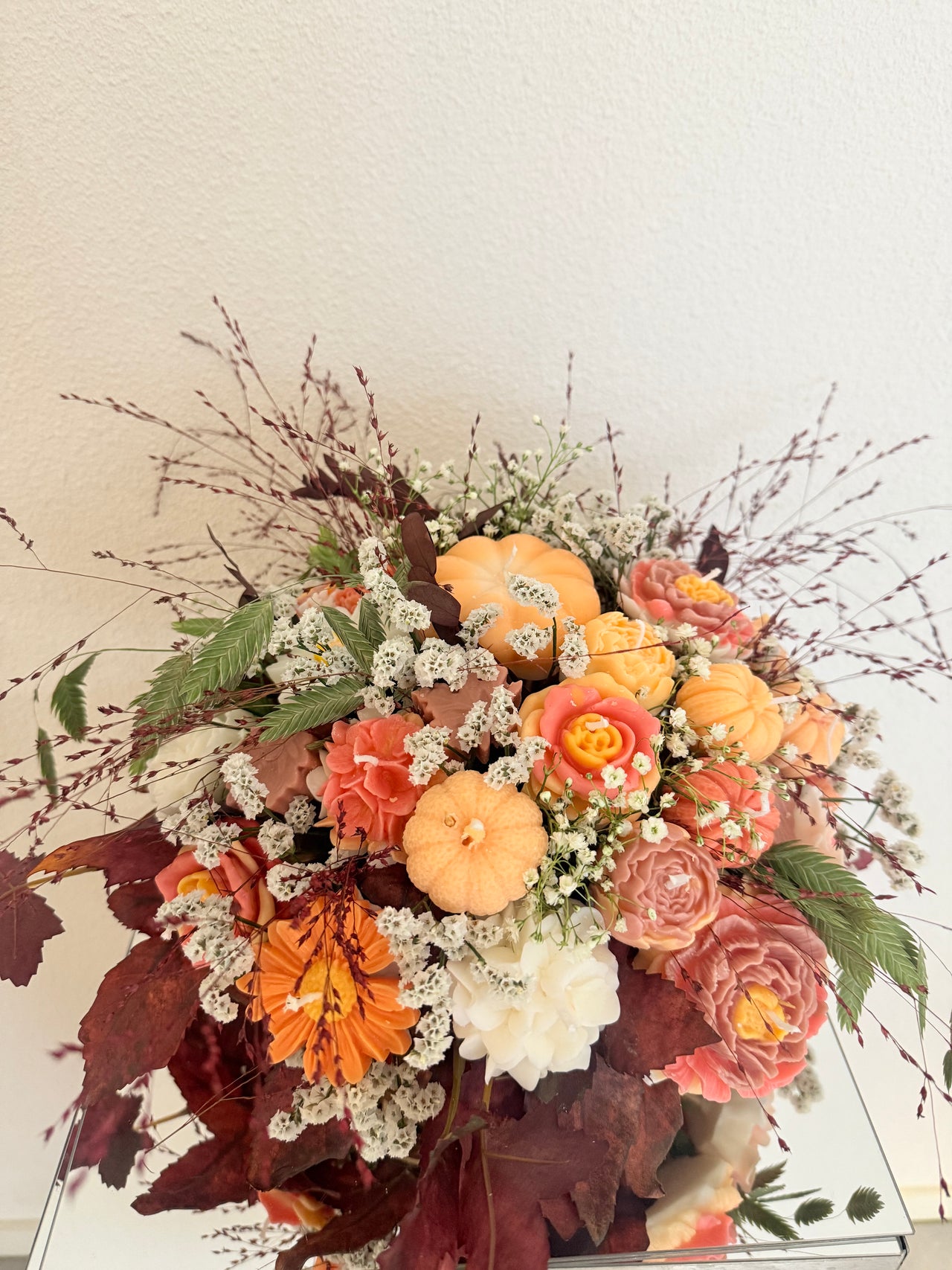 Bloemen - en kaarsenboeket