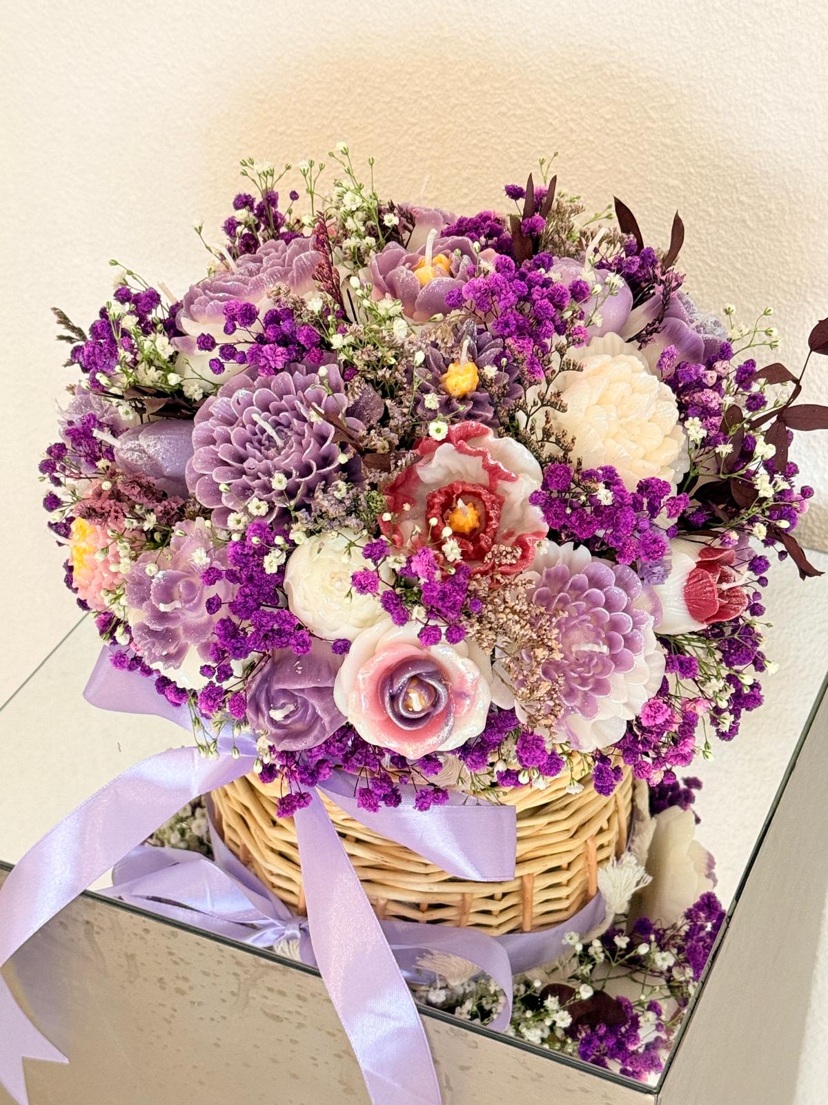 Bloemen - en kaarsenboeket