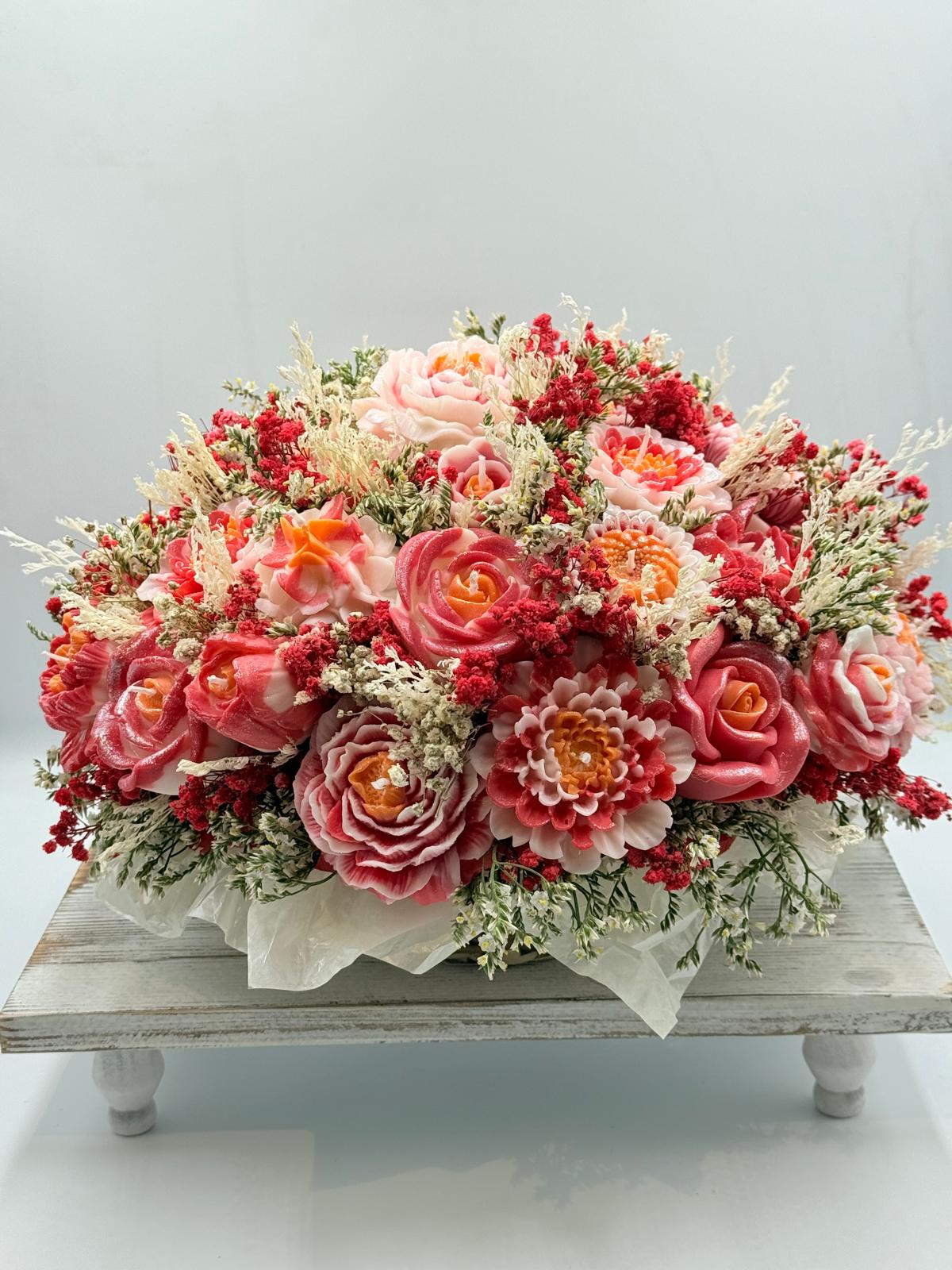 Bloemen - en kaarsenboeket