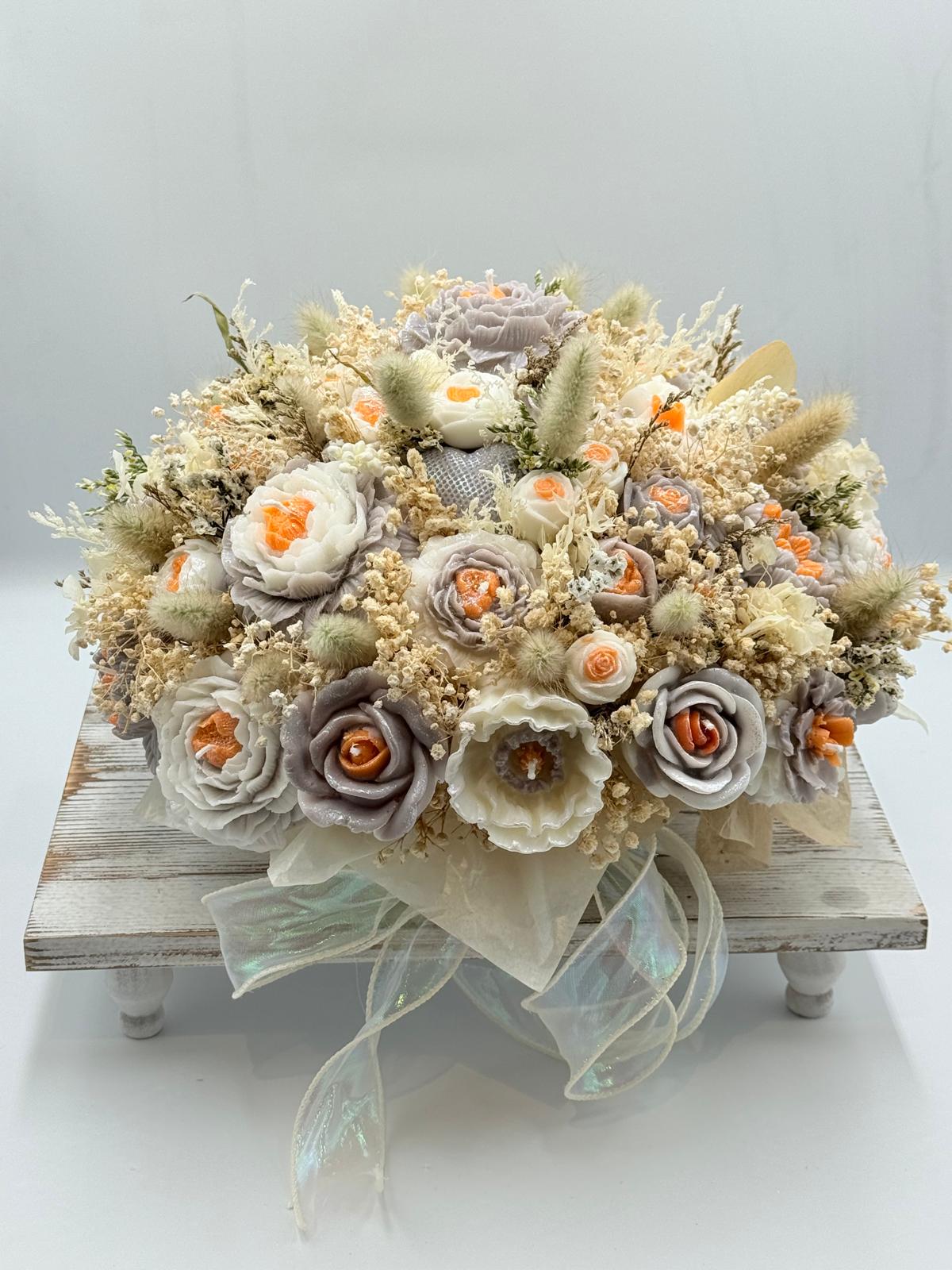 Bloemen - en kaarsenboeket